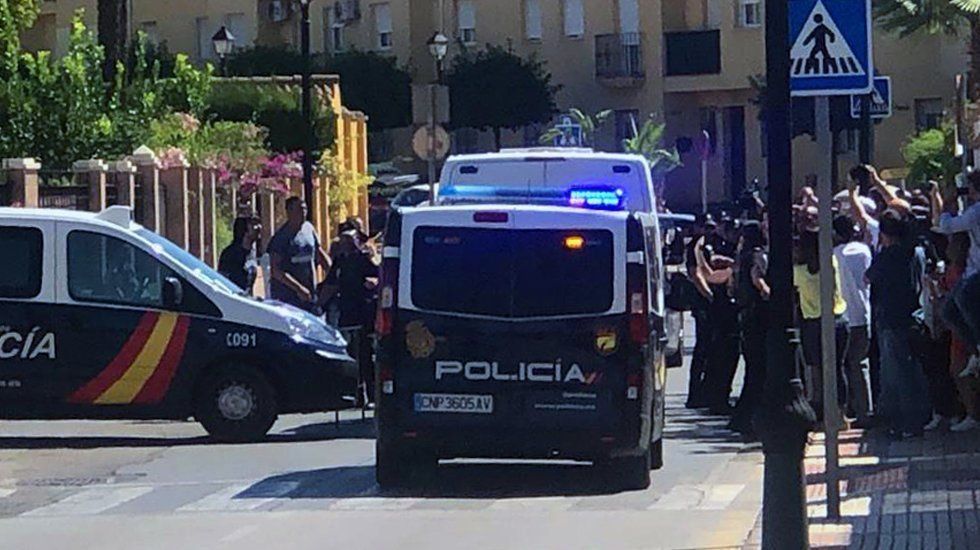  Un grupo de personas increpa al detenido en el momento de llegar en un furgón policial a la sede judicial 