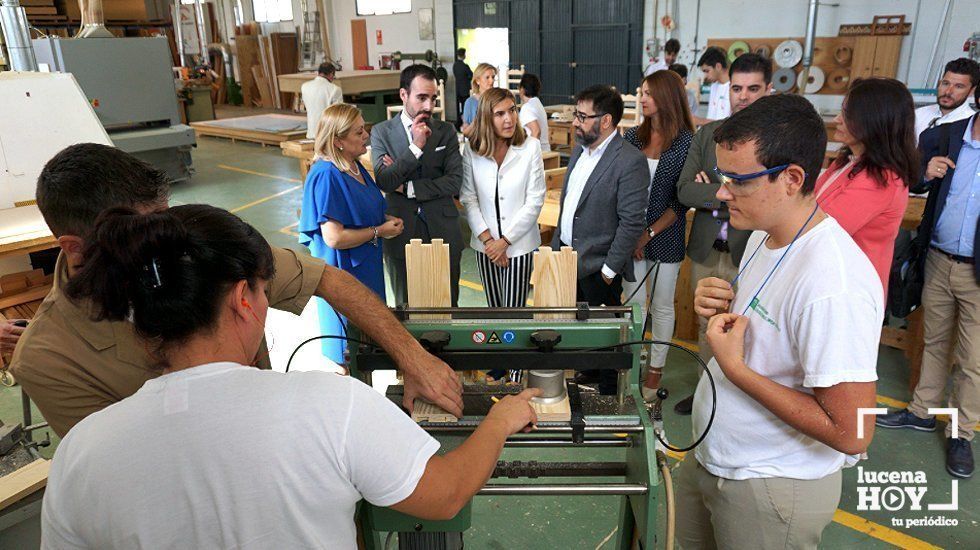  Un momento de la visita de la Consejera a la Escuela de la Madera de Encinas Reales 