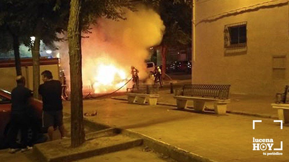  Dos vecinos observan el trabajo de los bomberos 