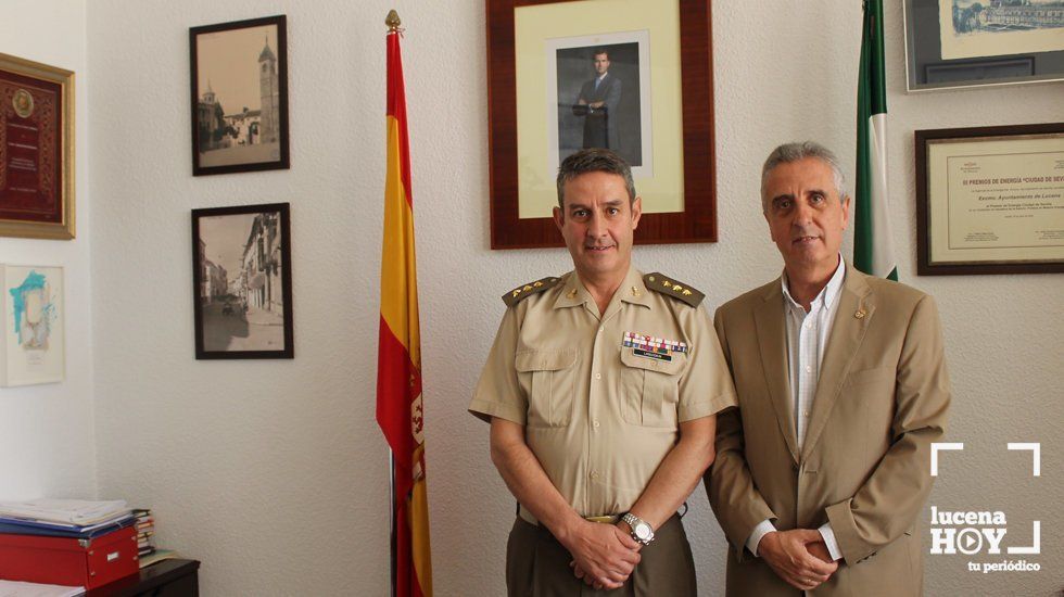  El alcalde de Lucena, Juan Pérez, y el subdelegado de Defensa en Córdoba,  Tierra Íñigo Laquidain 