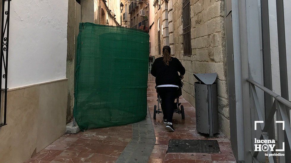  La valla de la calle Flores ocupa la mitad del espacio peatonal desde hace meses 