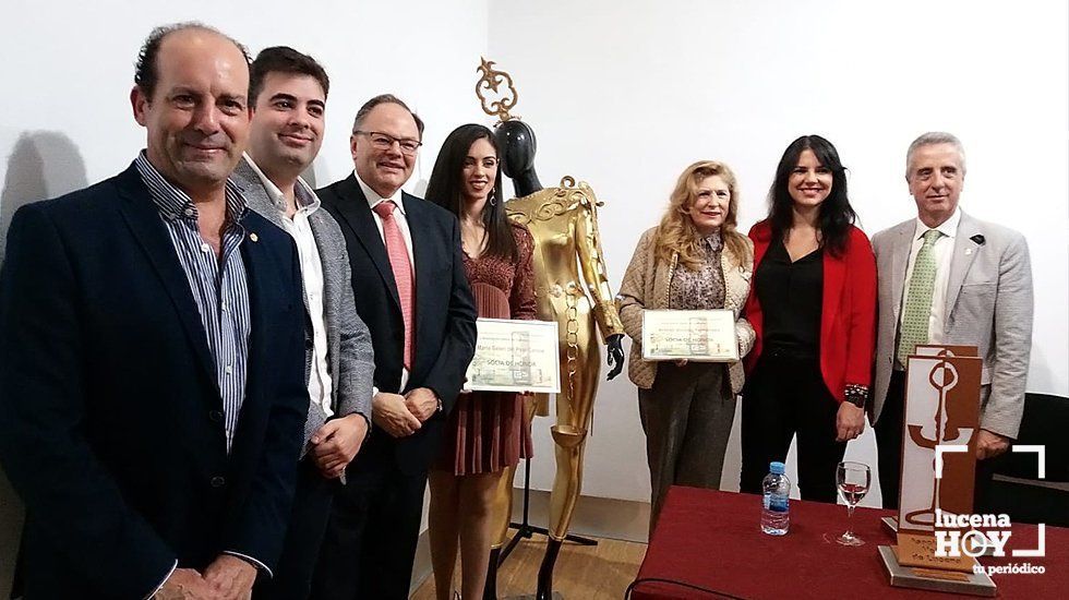  Autoridades locales y provinciales y representantes de la asociación junto a las homenajeadas y el traje de "velón" 