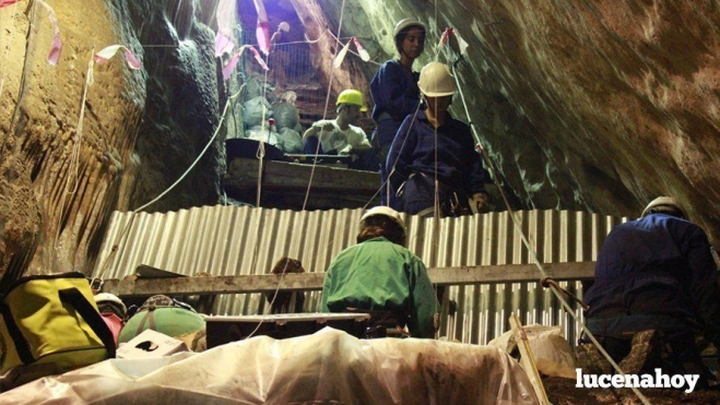 Una de las últimas excavaciones en la Cueva del Ángel. Archivo Una de las últimas excavaciones en la Cueva del Ángel. Archivo