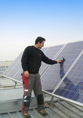  Las naves industriales lucentinas se llenan de placas solares 