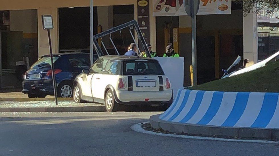  El vehículo junto a la estructura de la marquesina con la que ha colisionado. Foto: Cedida por un lector 