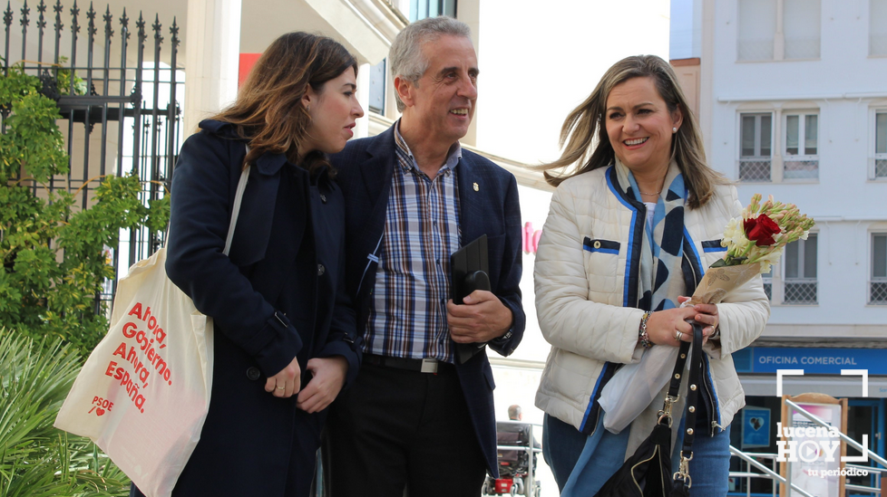  Teresa Alonso y María Jesús Serrano con Juan Pérez, esta mañana en el Mercado de Abastos 