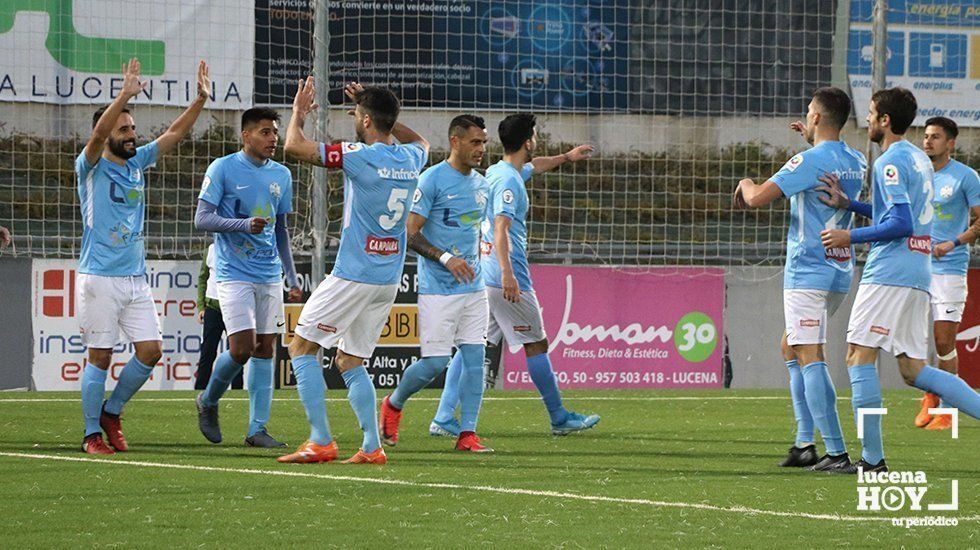  Los jugadores del Ciudad de Lucena celebran el segundo gol 