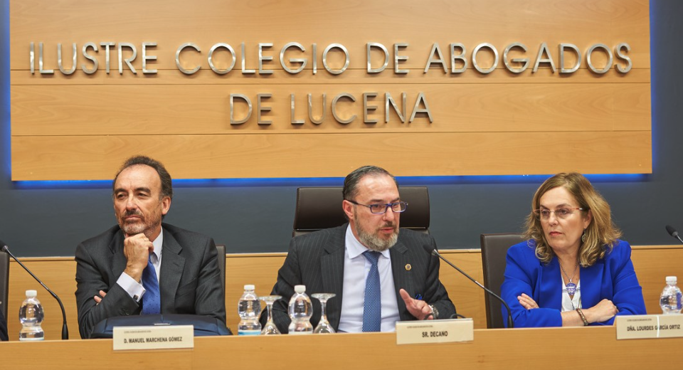  Los ponentes junto al Decano del Colegio de Abogados de Lucena. Foto: Rafael Fotógrafo 