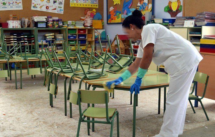  Trabajadora de limpieza en un centro educativo. Archivo 