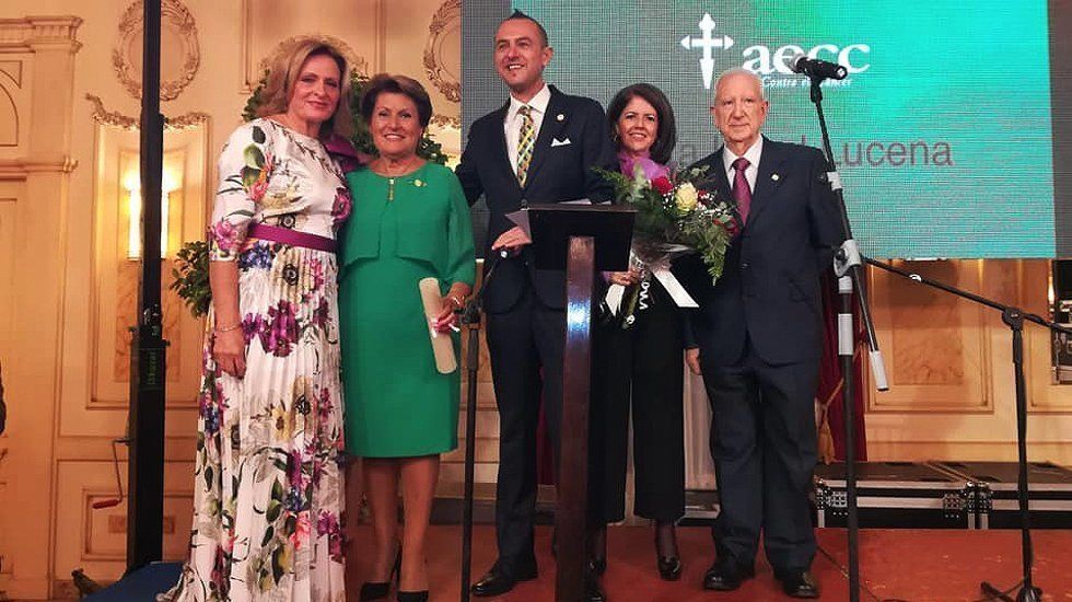  Manolo Lara tras recibir la insignia de la AECC de manos de Araceli Chicano y Mari Carmen Aguilera. Foto: AECC Lucena 