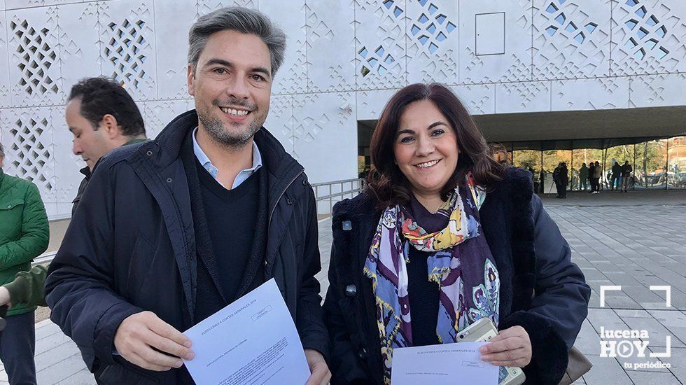  Mari?a de la O Redondo junto a Andrés Lorite, con sus respectivas actas como Diputados 