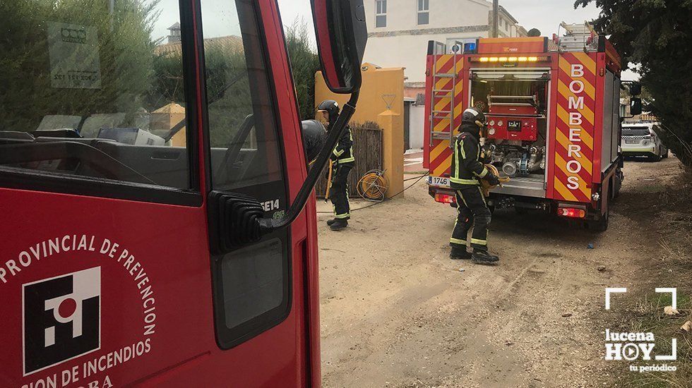  Efectivos del parque de bomberos de Lucena a las puertas de la vivienda incendiada esta mañana en Campo de Aras. 