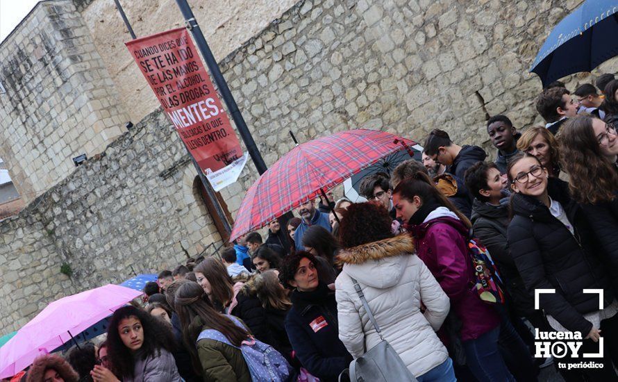 GALERÍA: Numerosos alumnos de institutos lucentinos se suman al paro silencioso contra la violencia machista