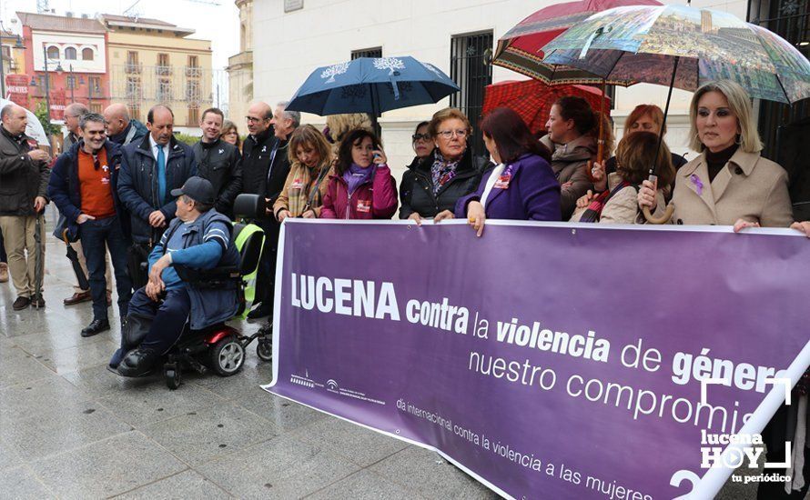 GALERÍA: Numerosos alumnos de institutos lucentinos se suman al paro silencioso contra la violencia machista