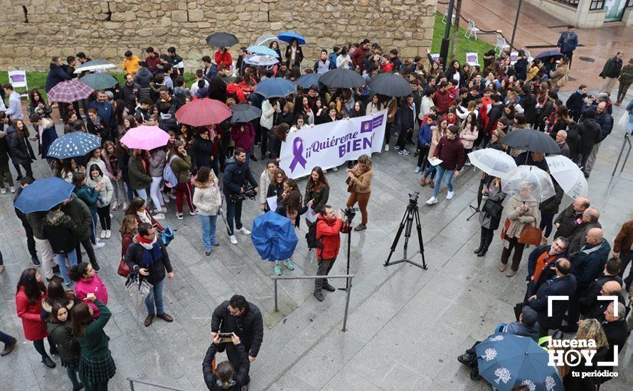GALERÍA: Numerosos alumnos de institutos lucentinos se suman al paro silencioso contra la violencia machista