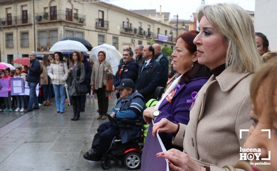 GALERÍA: Numerosos alumnos de institutos lucentinos se suman al paro silencioso contra la violencia machista