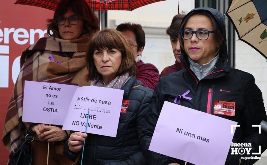 GALERÍA: Numerosos alumnos de institutos lucentinos se suman al paro silencioso contra la violencia machista