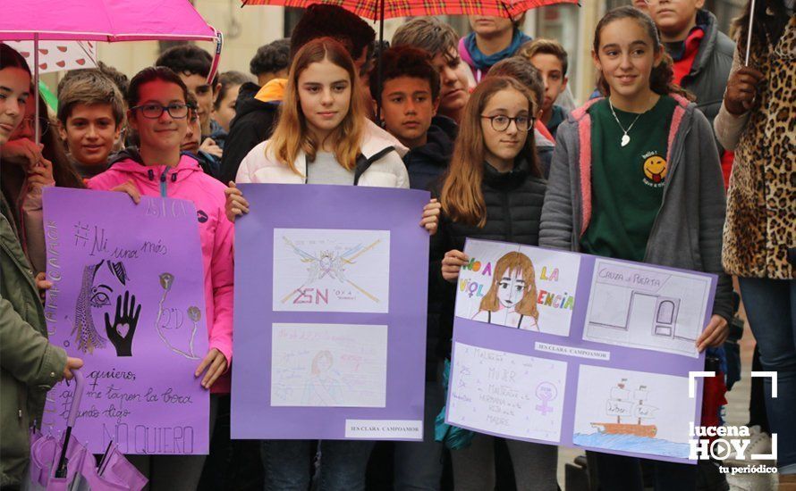 GALERÍA: Numerosos alumnos de institutos lucentinos se suman al paro silencioso contra la violencia machista