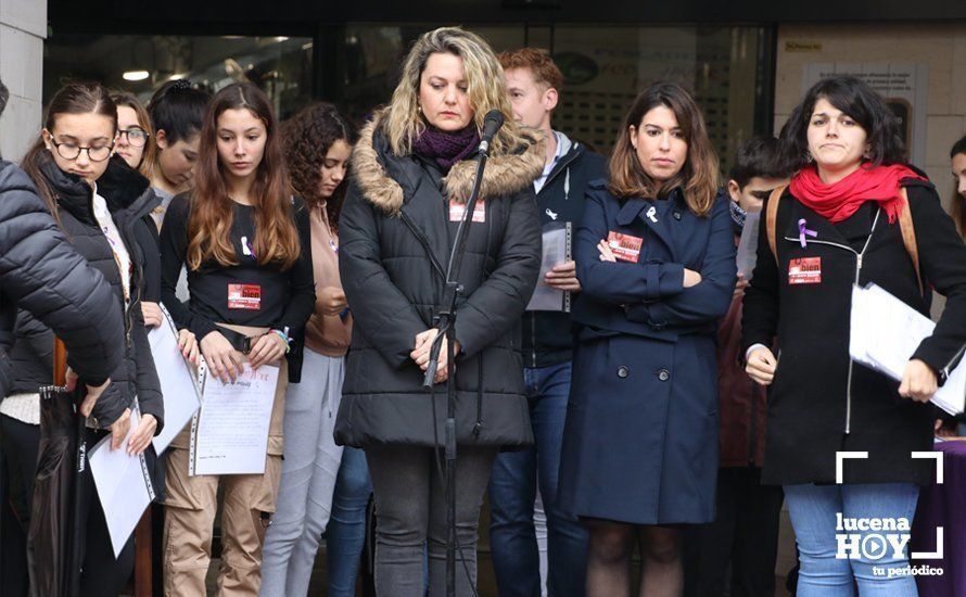 GALERÍA: Numerosos alumnos de institutos lucentinos se suman al paro silencioso contra la violencia machista