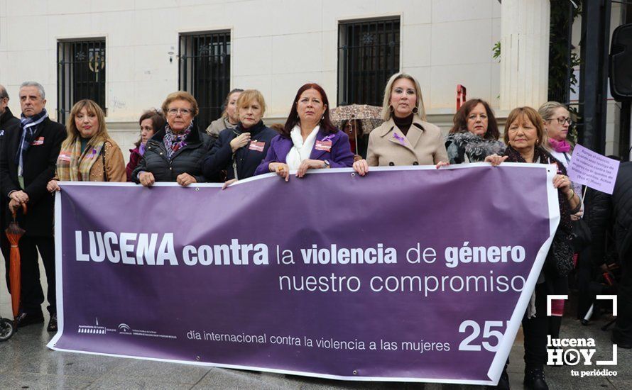 GALERÍA: Numerosos alumnos de institutos lucentinos se suman al paro silencioso contra la violencia machista