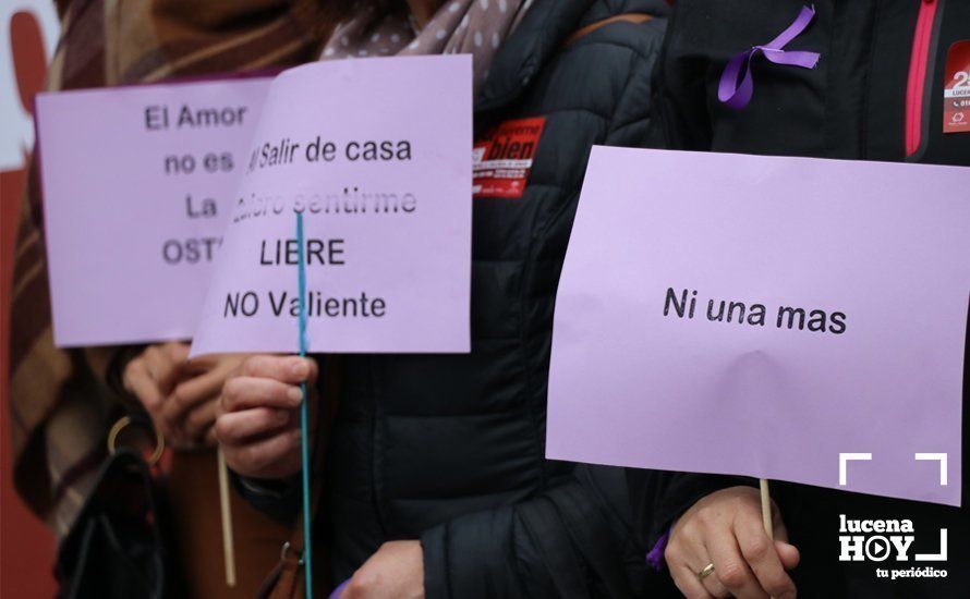 GALERÍA: Numerosos alumnos de institutos lucentinos se suman al paro silencioso contra la violencia machista GALERÍA: Numerosos alumnos de institutos lucentinos se suman al paro silencioso contra la violencia machista