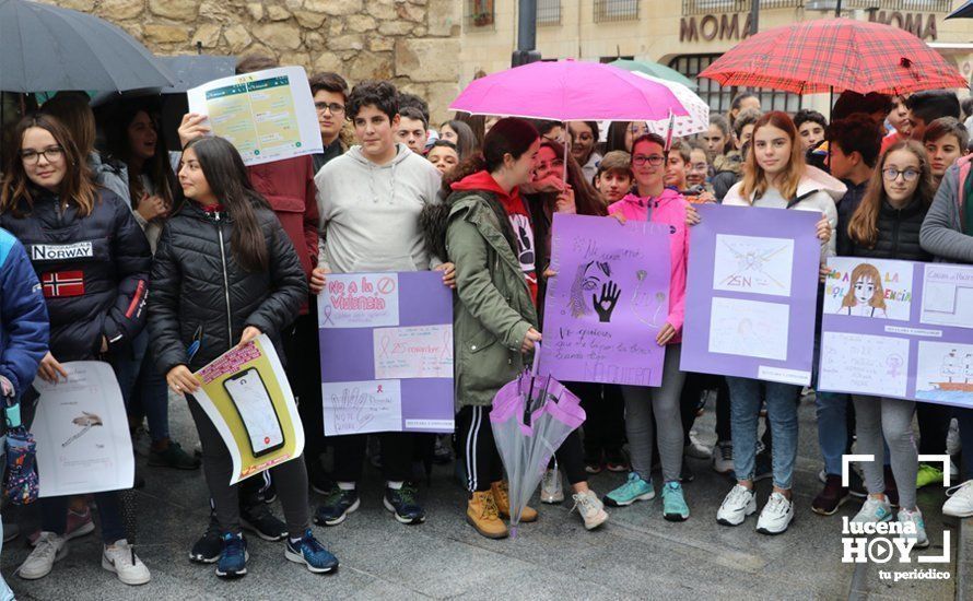 GALERÍA: Numerosos alumnos de institutos lucentinos se suman al paro silencioso contra la violencia machista