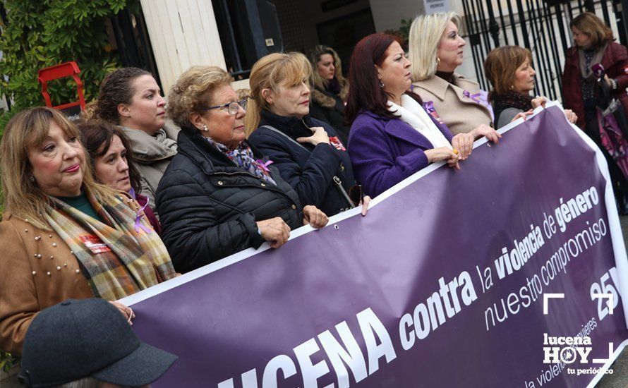GALERÍA: Numerosos alumnos de institutos lucentinos se suman al paro silencioso contra la violencia machista GALERÍA: Numerosos alumnos de institutos lucentinos se suman al paro silencioso contra la violencia machista