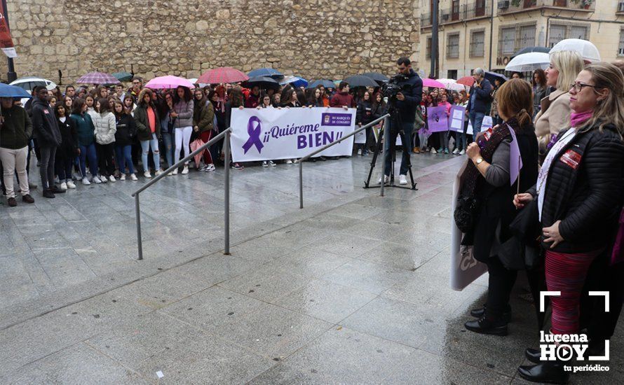 GALERÍA: Numerosos alumnos de institutos lucentinos se suman al paro silencioso contra la violencia machista