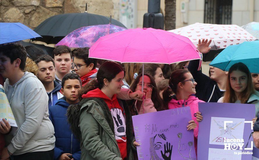 GALERÍA: Numerosos alumnos de institutos lucentinos se suman al paro silencioso contra la violencia machista