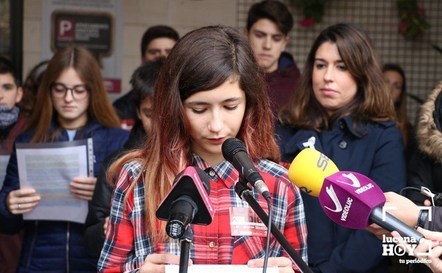 GALERÍA: Numerosos alumnos de institutos lucentinos se suman al paro silencioso contra la violencia machista GALERÍA: Numerosos alumnos de institutos lucentinos se suman al paro silencioso contra la violencia machista