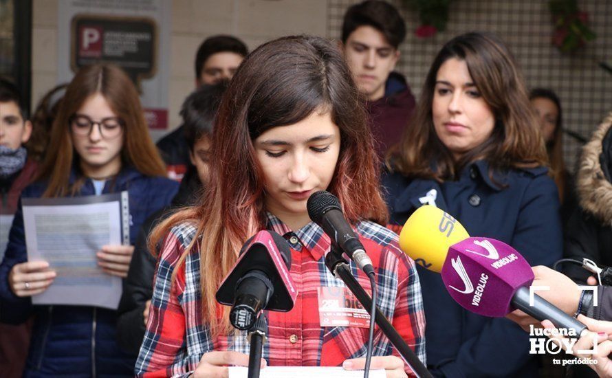 GALERÍA: Numerosos alumnos de institutos lucentinos se suman al paro silencioso contra la violencia machista