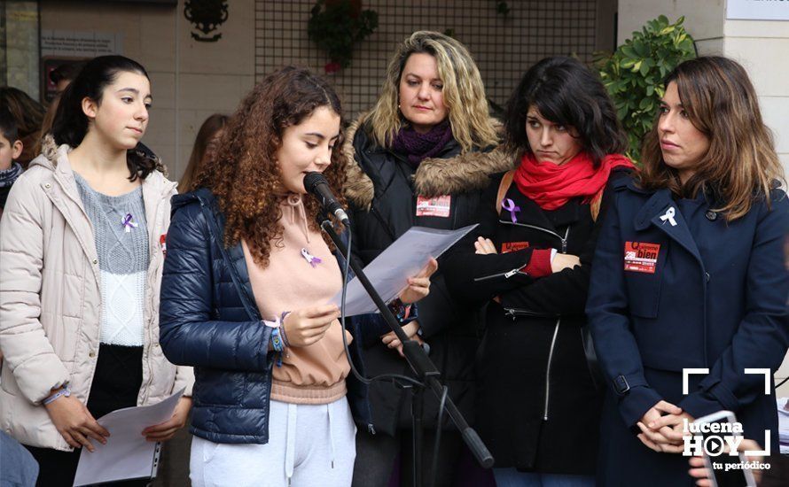 GALERÍA: Numerosos alumnos de institutos lucentinos se suman al paro silencioso contra la violencia machista GALERÍA: Numerosos alumnos de institutos lucentinos se suman al paro silencioso contra la violencia machista