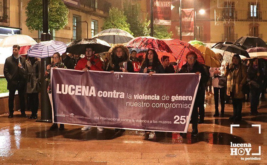  Un marcha silenciosa bajo la lluvia ha cerrado el acto central del 25N en Lucena 