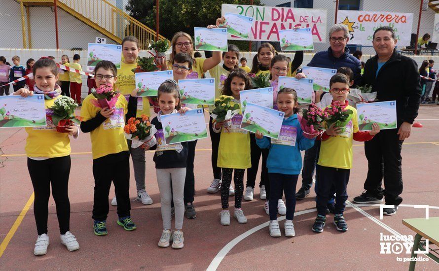 GALERÍA: Los niños del CEIP Antonio Machado corren para ayudar a un niño keniata que será intervenido en Granada