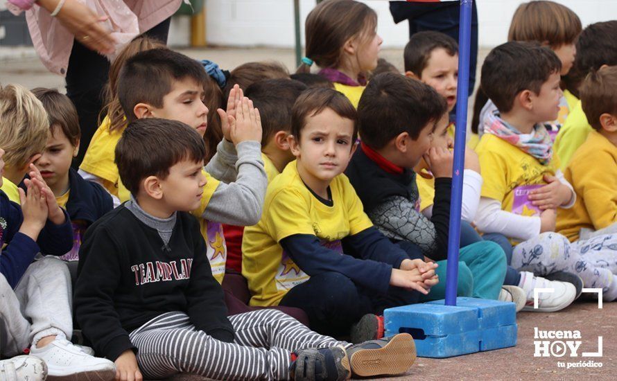 GALERÍA: Los niños del CEIP Antonio Machado corren para ayudar a un niño keniata que será intervenido en Granada