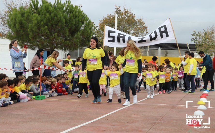 GALERÍA: Los niños del CEIP Antonio Machado corren para ayudar a un niño keniata que será intervenido en Granada