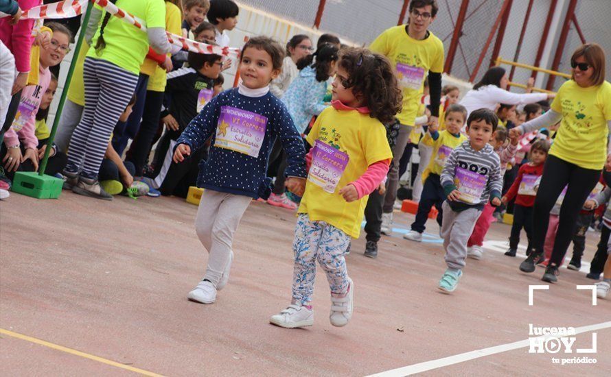 GALERÍA: Los niños del CEIP Antonio Machado corren para ayudar a un niño keniata que será intervenido en Granada