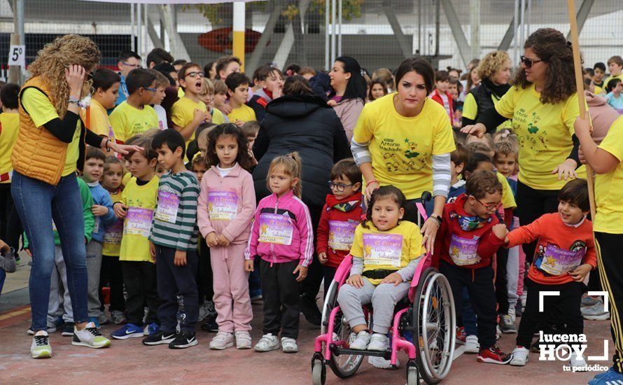 GALERÍA: Los niños del CEIP Antonio Machado corren para ayudar a un niño keniata que será intervenido en Granada