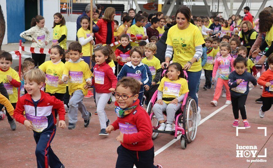 GALERÍA: Los niños del CEIP Antonio Machado corren para ayudar a un niño keniata que será intervenido en Granada