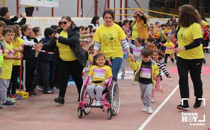 GALERÍA: Los niños del CEIP Antonio Machado corren para ayudar a un niño keniata que será intervenido en Granada