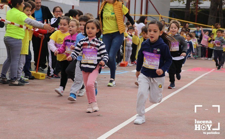 GALERÍA: Los niños del CEIP Antonio Machado corren para ayudar a un niño keniata que será intervenido en Granada