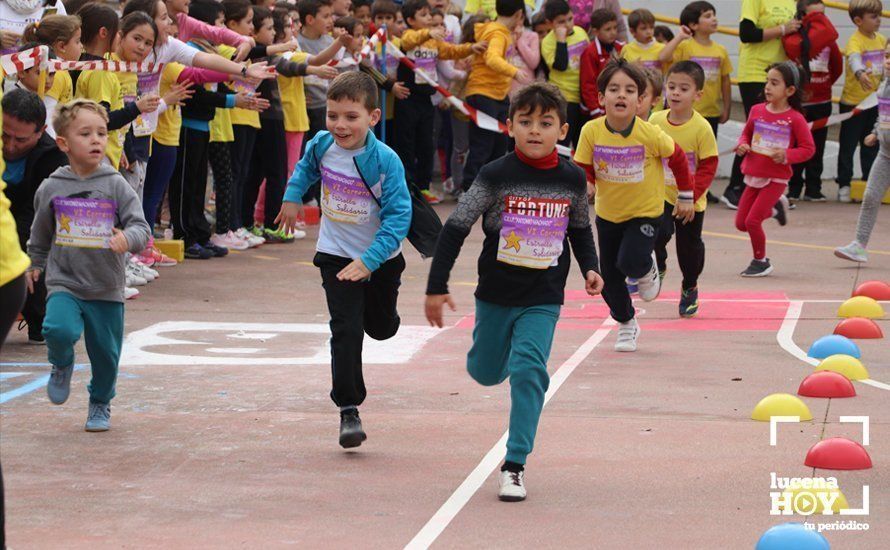 GALERÍA: Los niños del CEIP Antonio Machado corren para ayudar a un niño keniata que será intervenido en Granada