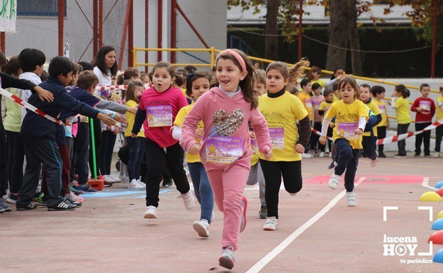 GALERÍA: Los niños del CEIP Antonio Machado corren para ayudar a un niño keniata que será intervenido en Granada