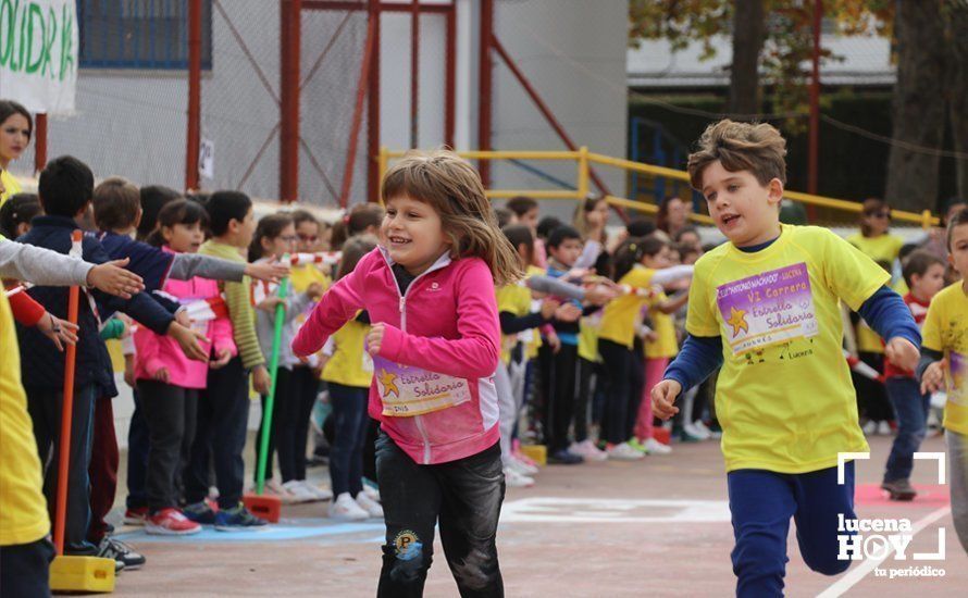 GALERÍA: Los niños del CEIP Antonio Machado corren para ayudar a un niño keniata que será intervenido en Granada