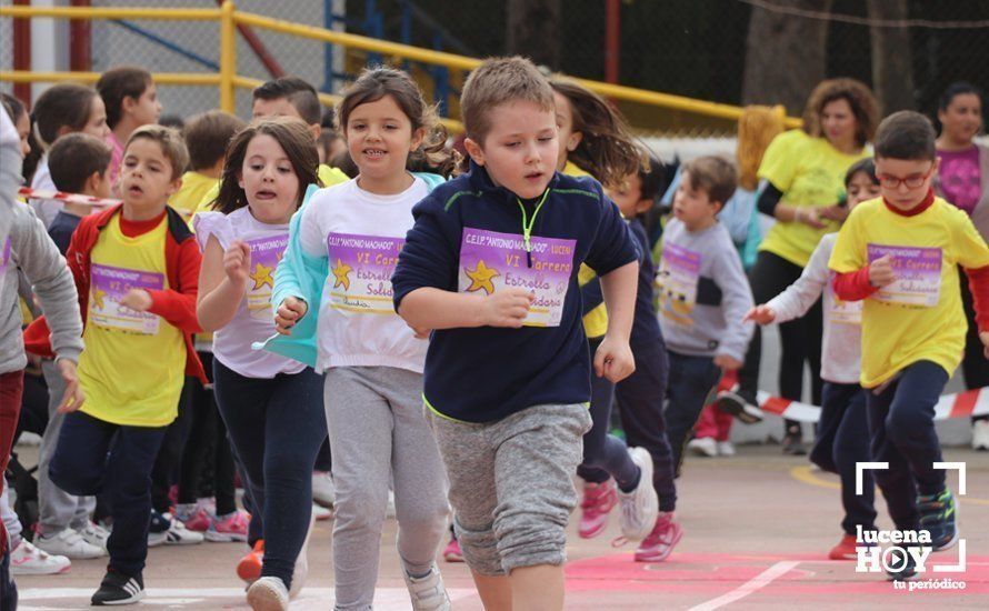 GALERÍA: Los niños del CEIP Antonio Machado corren para ayudar a un niño keniata que será intervenido en Granada