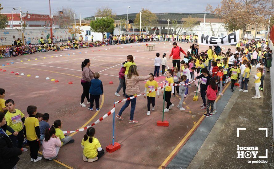 GALERÍA: Los niños del CEIP Antonio Machado corren para ayudar a un niño keniata que será intervenido en Granada