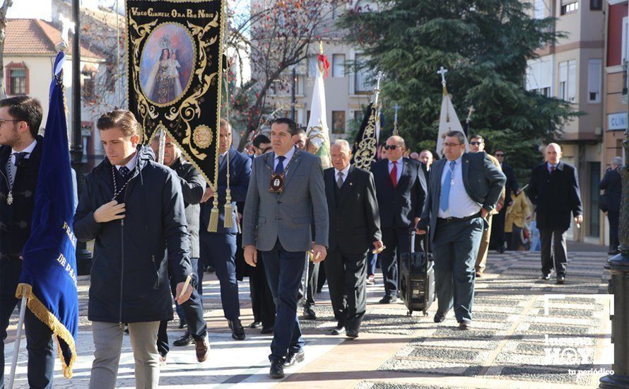 GALERÍA: Las imágenes de la Procesión de Estandartes de la Agrupación de Cofradías ante el monumento a la Inmaculada Concepción