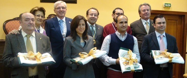  El ayuntamiento reconoce a distintos colectivos locales con la bandera andaluza 