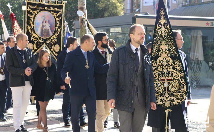 GALERÍA: Las imágenes de la Procesión de Estandartes de la Agrupación de Cofradías ante el monumento a la Inmaculada Concepción GALERÍA: Las imágenes de la Procesión de Estandartes de la Agrupación de Cofradías ante el monumento a la Inmaculada Concepción