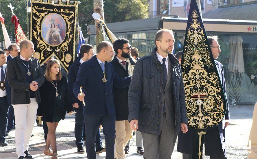 GALERÍA: Las imágenes de la Procesión de Estandartes de la Agrupación de Cofradías ante el monumento a la Inmaculada Concepción